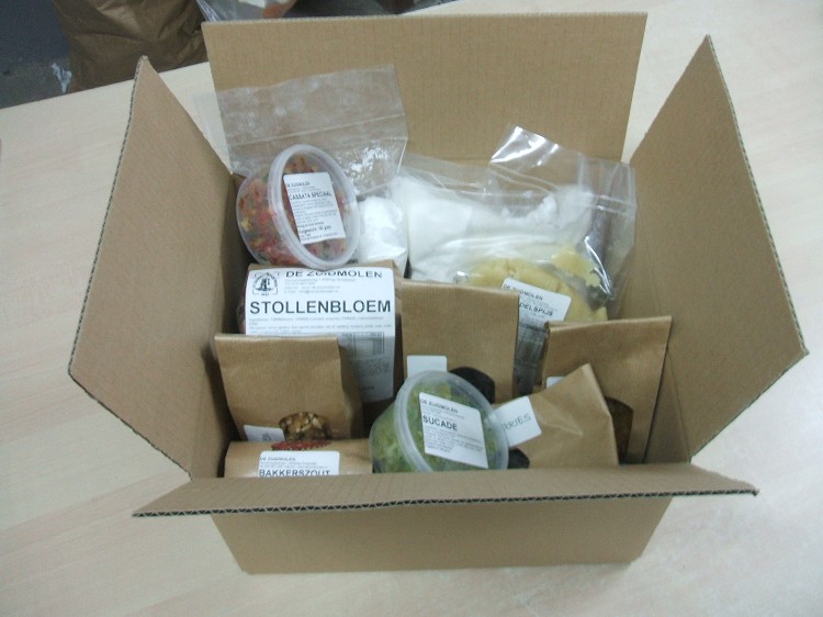 Bakpakket Stol met amandelspijs.